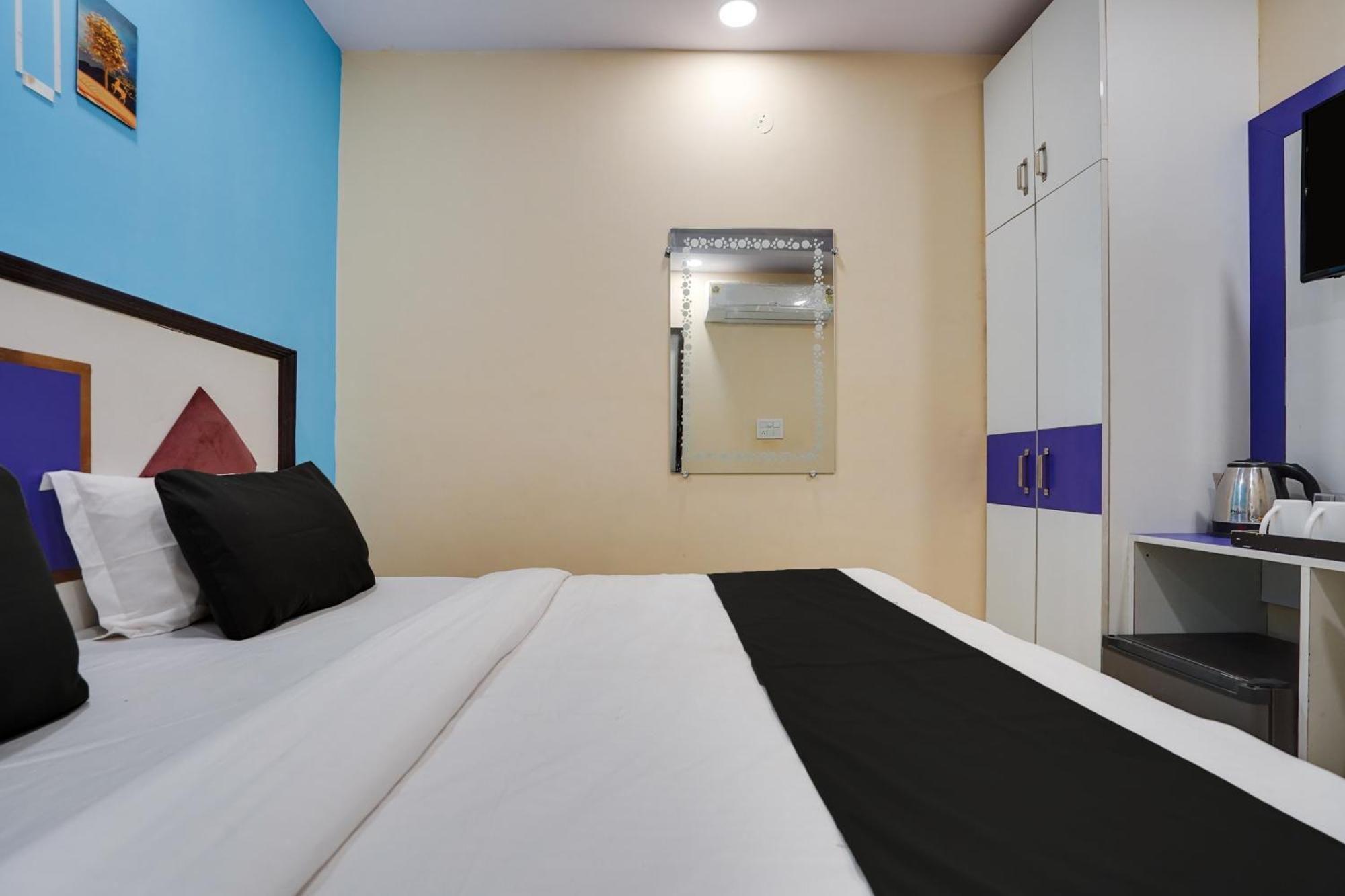 Super Hotel O Hotel Gold Star 뉴델리 외부 사진