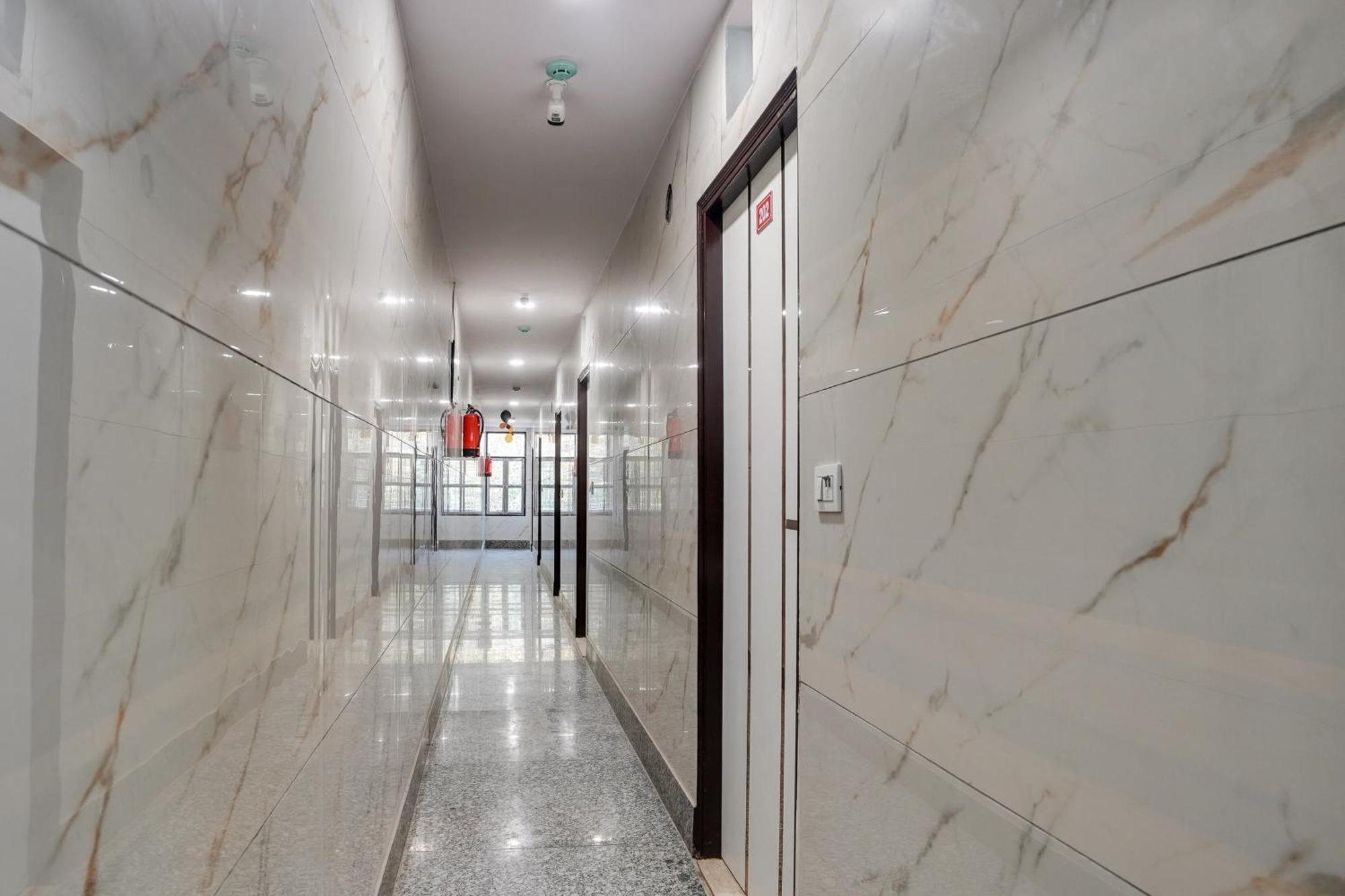 Super Hotel O Hotel Gold Star 뉴델리 외부 사진