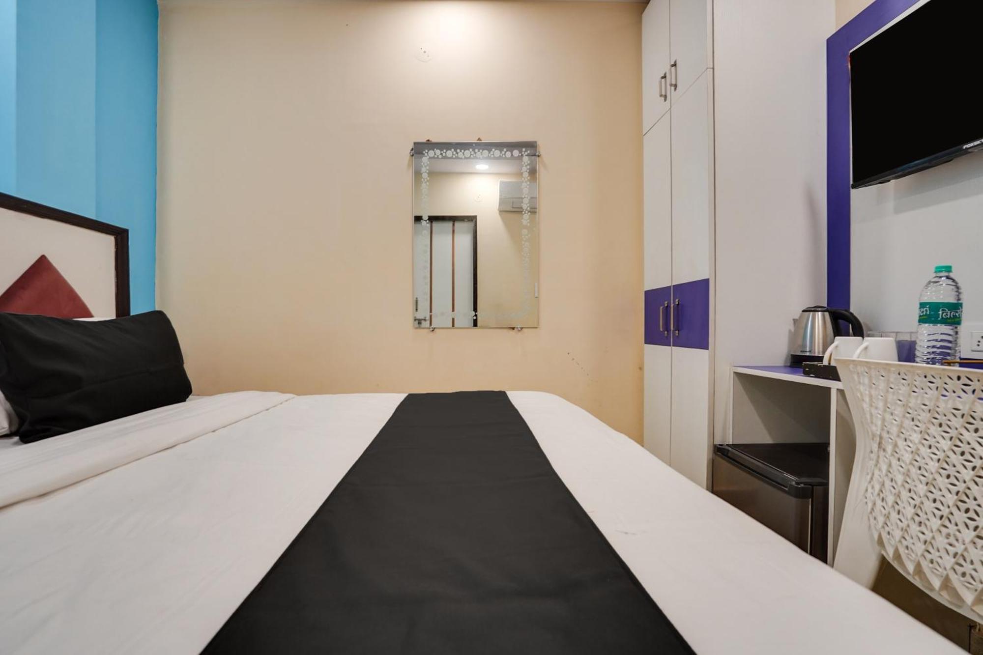 Super Hotel O Hotel Gold Star 뉴델리 외부 사진
