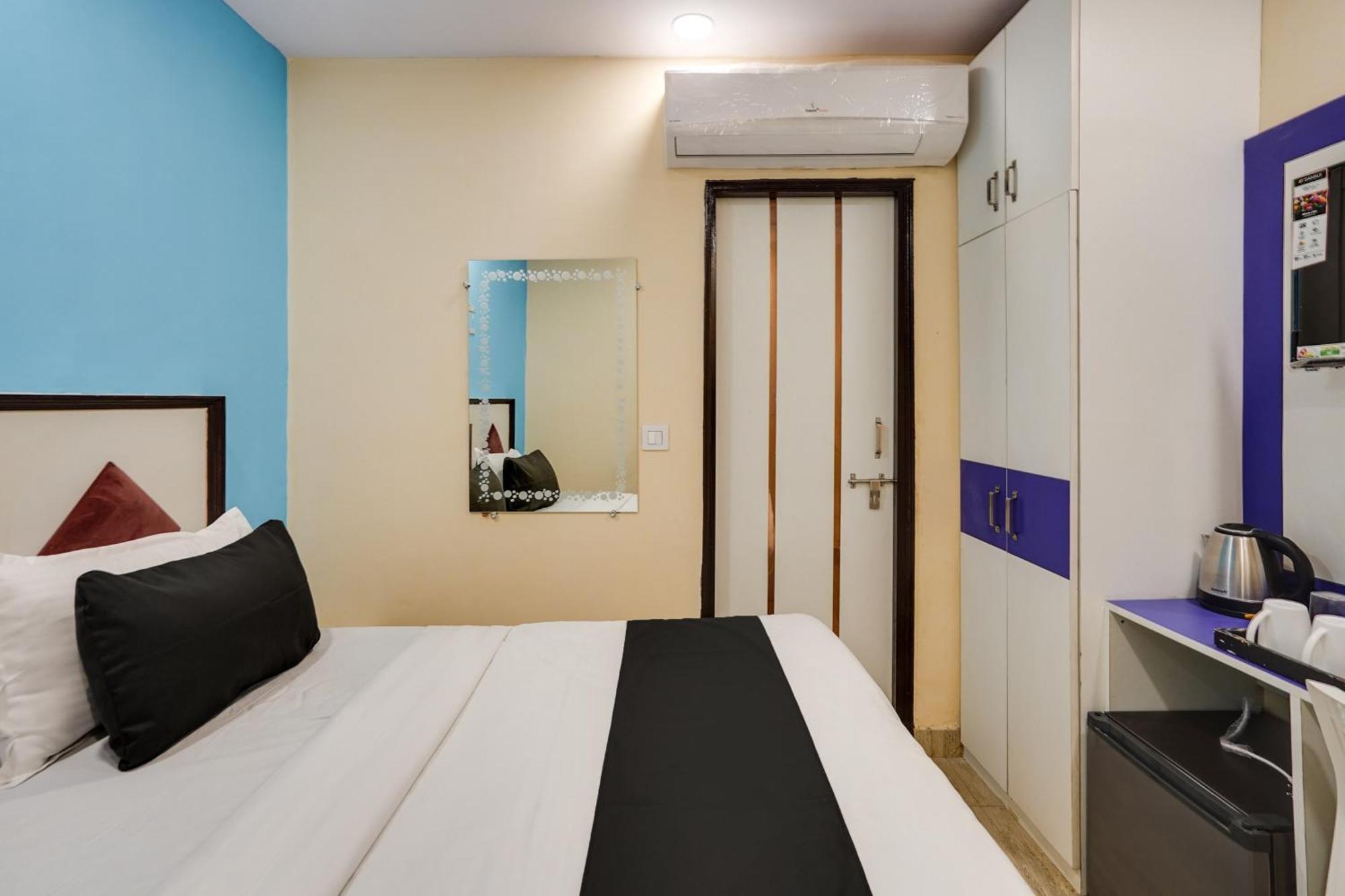 Super Hotel O Hotel Gold Star 뉴델리 외부 사진